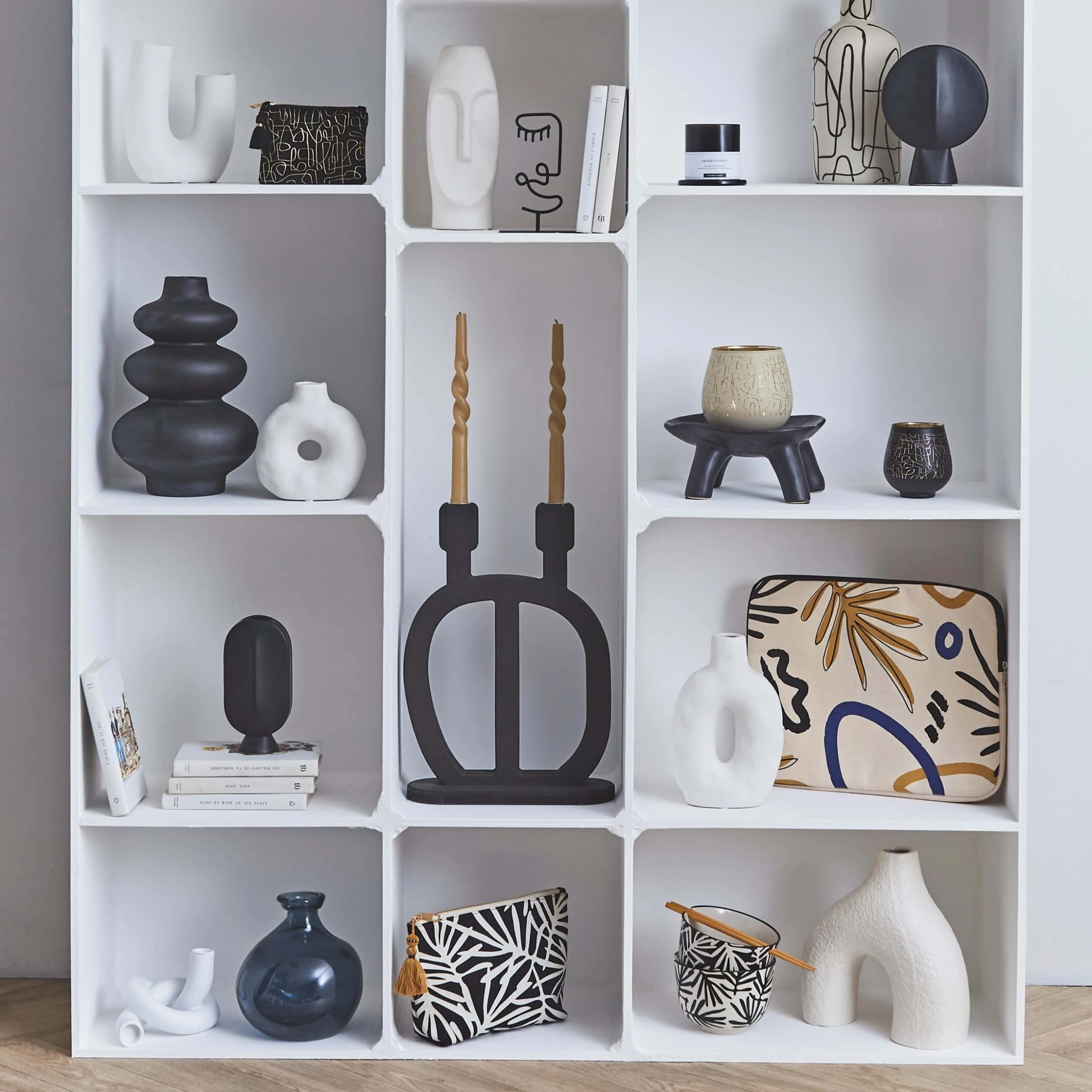 SEMA DESIGN Plateau Sur Pied En Grès Noir - Face – Image 6